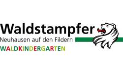 Das Bild zeigt einen Schriftzug "Waldkindergarten Waldstampfer Neuhausen auf den Fildern" mit einem stilisierten Löwenkopf daneben.